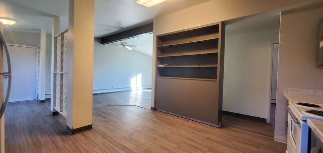 Building Photo - 805 1/2-920 1/2 Crist Dr