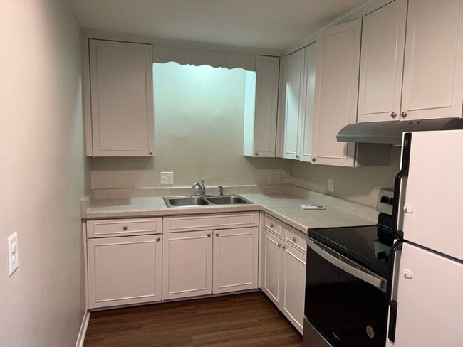 Building Photo - Remodeled 1 Bedroom Apartment!!! Walk to t...