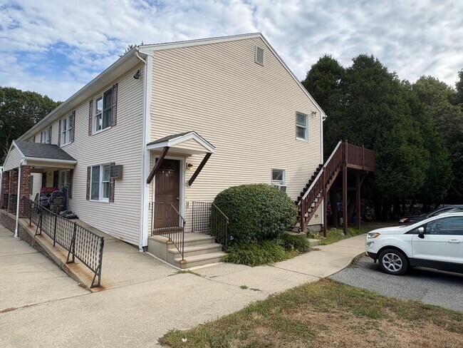 Building Photo - 14 Fairway Dr