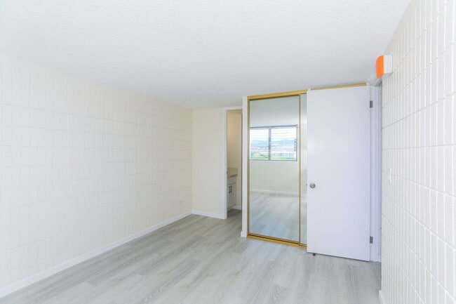 Building Photo - Sunset Lakeview - Fully renovated 3 bedroom, 2 bath on lower floor comes with tandem parking for ...