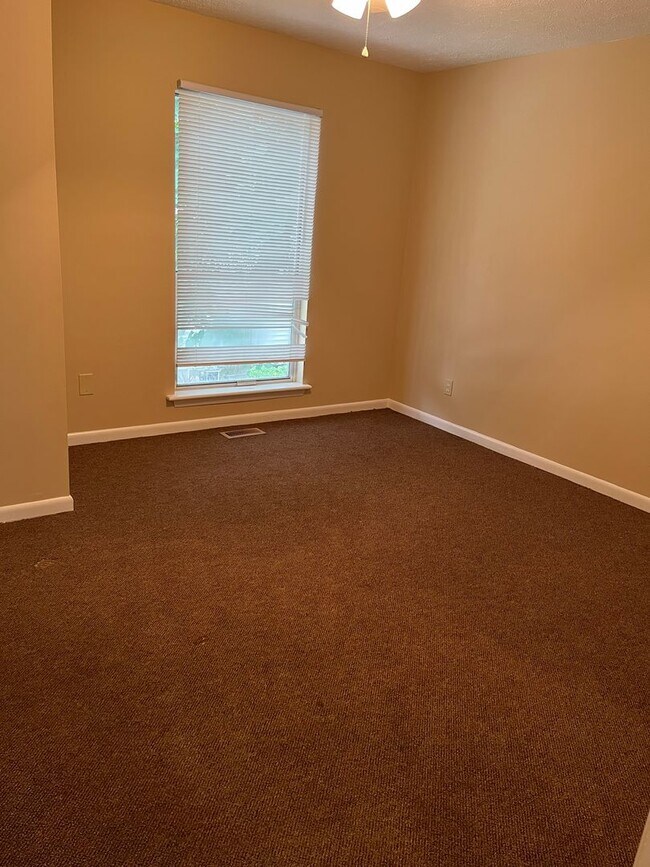 Building Photo - 2 Bedroom 1 1/2 Bath Townhome