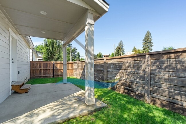 Building Photo - 2 Bedroom 2 Bath Home with Attached Garage...