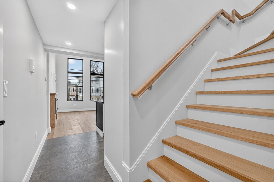 Building Photo - 151 Belmont St