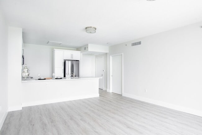 Building Photo - 1551 N Flagler Dr