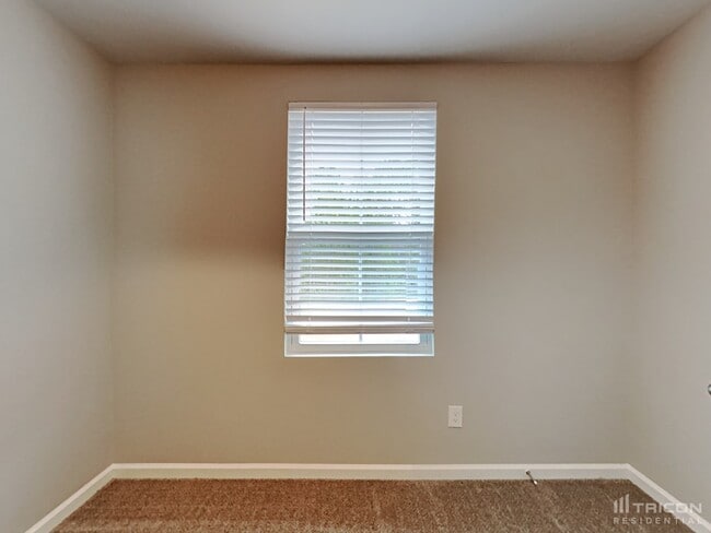 Building Photo - 979 Sequoia Dr