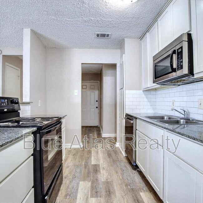 Building Photo - 3901 Royal Crest Dr