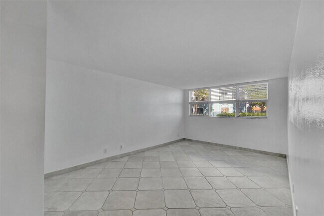 Building Photo - 1239 Hillsboro Mile