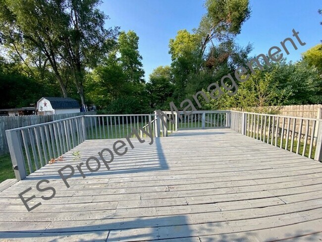 Building Photo - Great 3 Bedroom 2 Bathroom Ranch Style Hom...