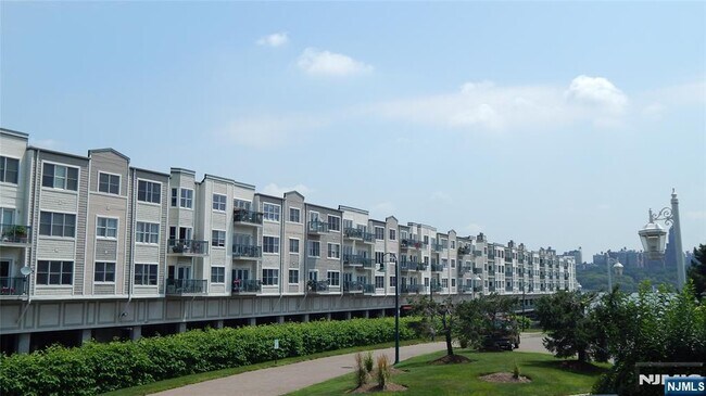 Building Photo - 343 The Promenade