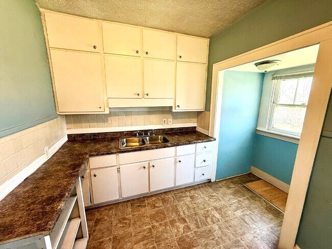 Building Photo - 1302 Lindley Ave