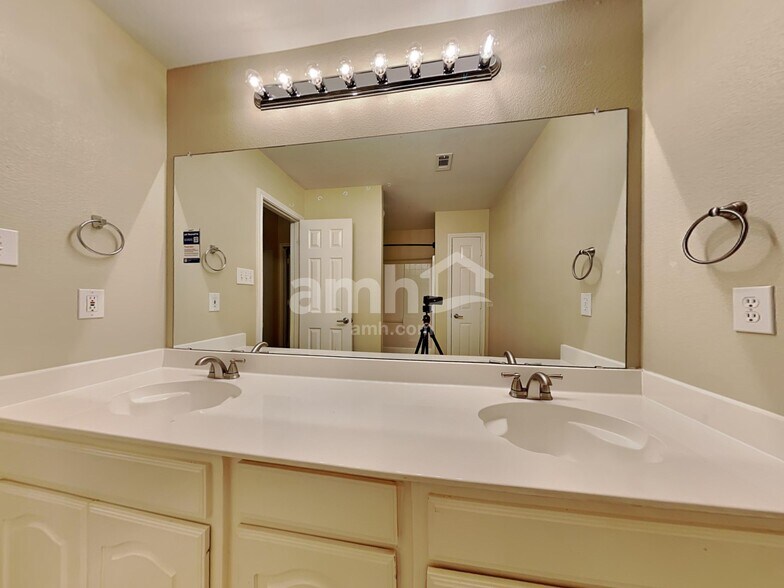 Building Photo - 5776 Jillian Way