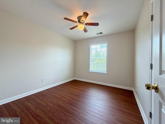 Building Photo - 10 S Meadow Ct