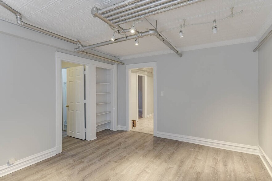 Building Photo - 2042 W Armitage Ave