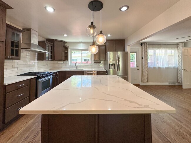 Building Photo - Stylish Grosse Pointe Woods Ranch with EV ...