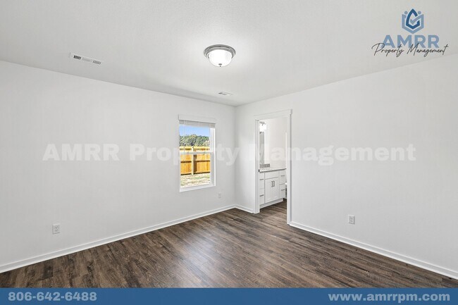 Building Photo - New 3 Bedroom Townhome!