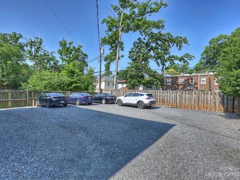 Free Parking for 2 cars behind the apartment - 2104 Park Rd