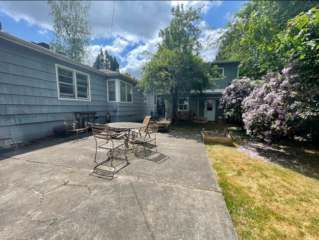 Building Photo - Spacious One Bedroom in Quiet 5 Plex with ...