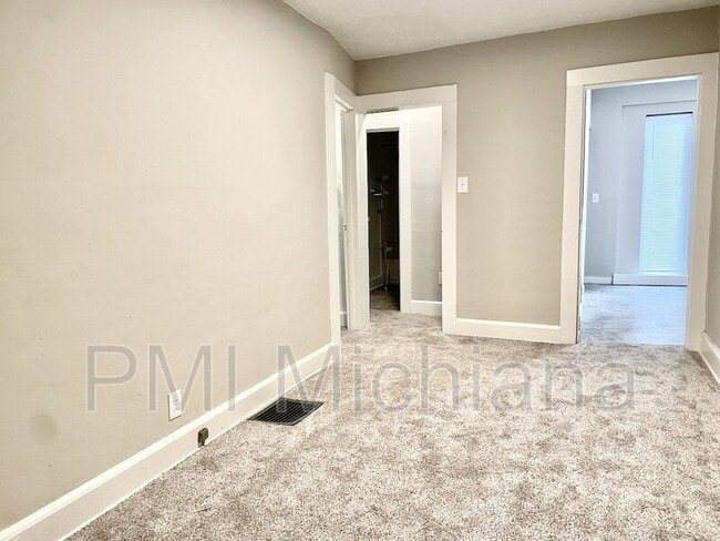 Building Photo - 514 W Madison St