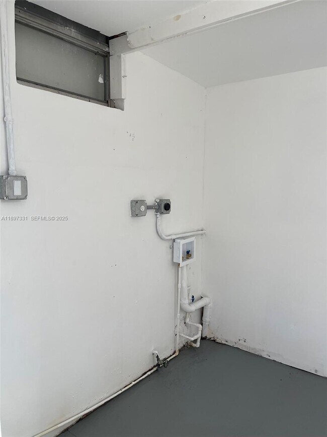 Building Photo - 1842 Madison St