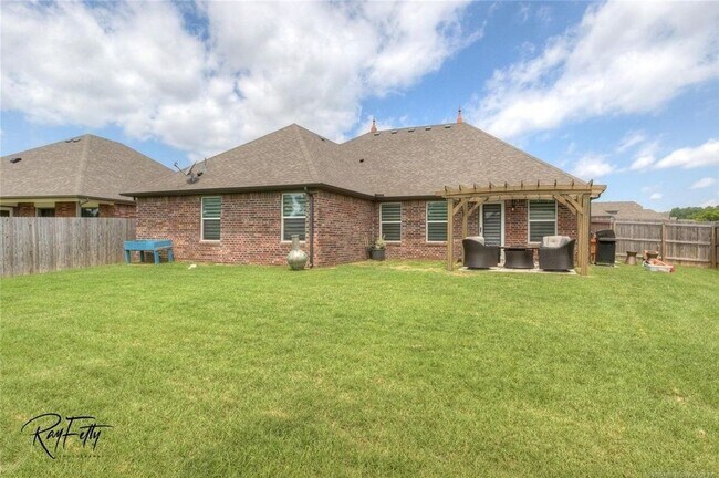 Building Photo - 4 Bedroom 3 car garage in BIXBY schools.