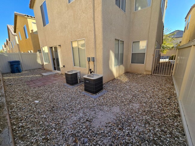 Building Photo - 3 BED, 2 1/2 BATH, 2 CAR GARAGE 2 STORY HO...