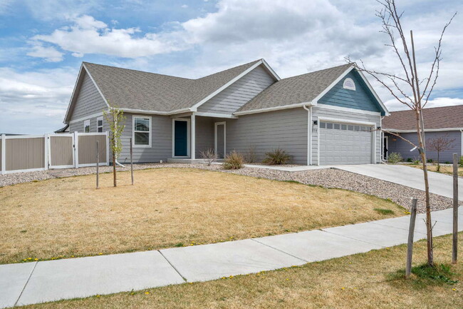 Building Photo - Like New Single Family Home!