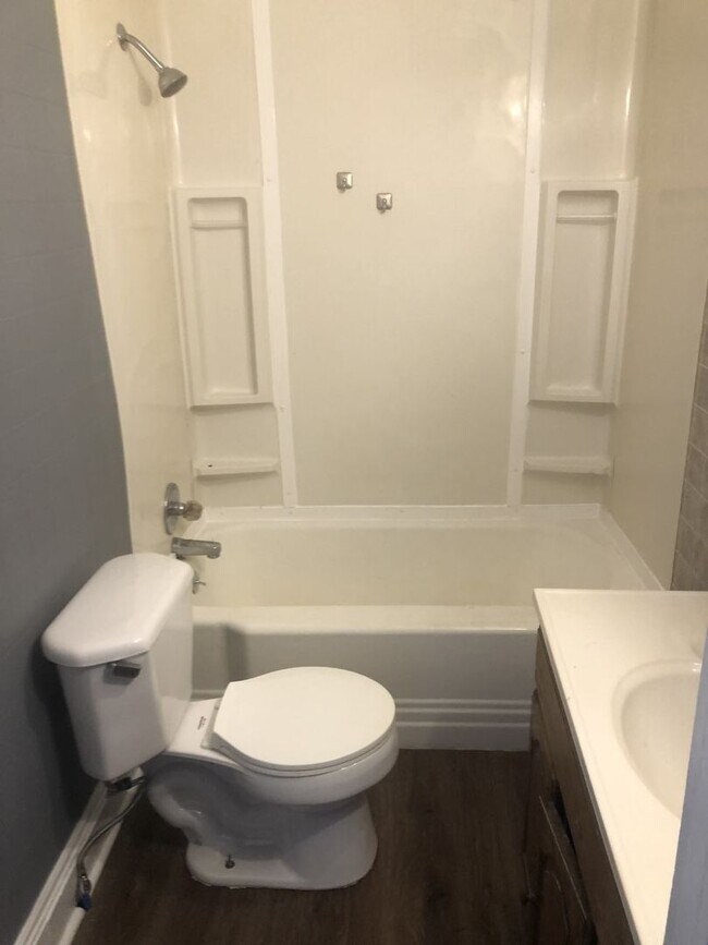 Building Photo - 3 Bedroom 1 Bath Home  Kingsport, TN