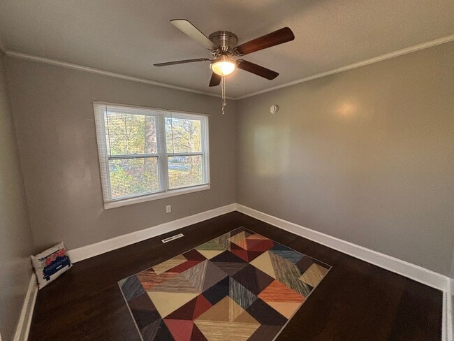 Building Photo - Coming Soon! 3 bedroom 1 bathroom house !