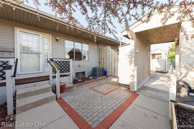 Building Photo - 61960 Arlington 116 3