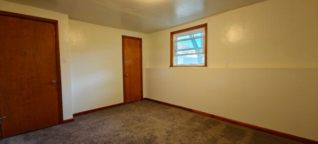 Building Photo - 991 Suburban Dr