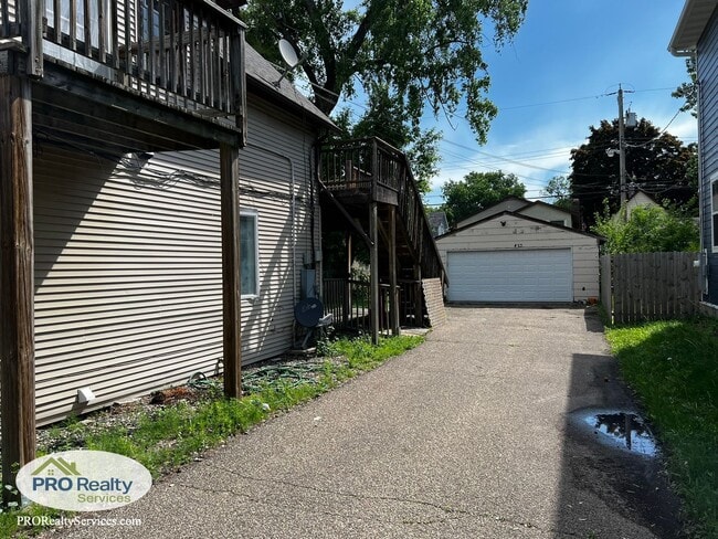 Building Photo - 423 NE Taylor St