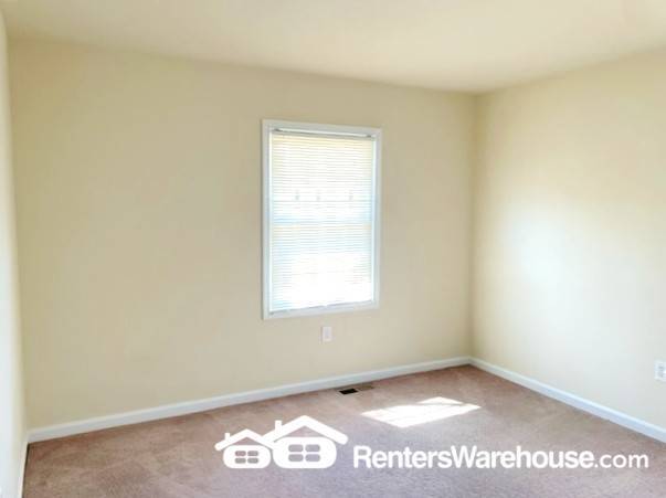 Building Photo - 1335 CHAPELVIEW Dr