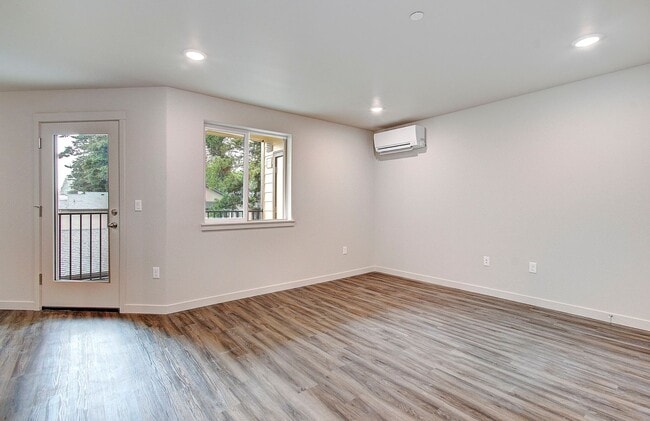 Building Photo - 404 NE 117th Ave