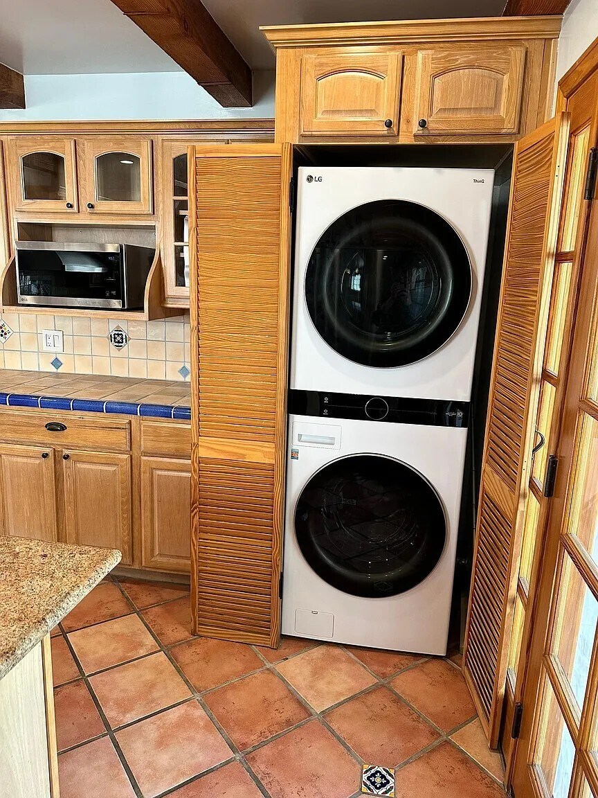 Building Photo - 2110 Overland Ave