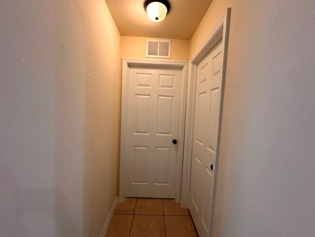 Building Photo - 1046 SE 11th Terrace