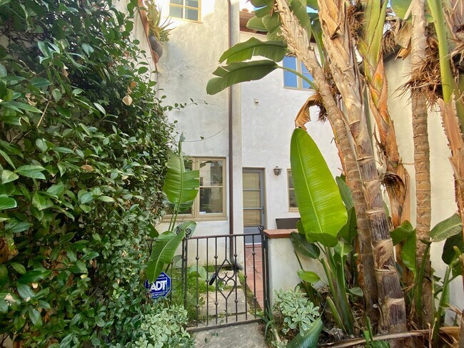 Building Photo - 1414 N Harper Ave