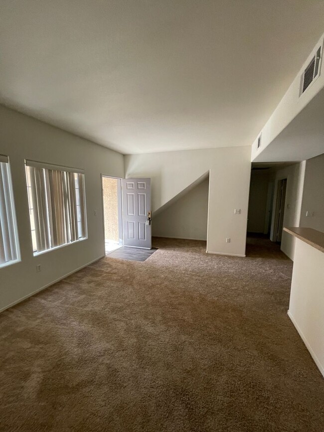 Building Photo - 2 Bedroom 2 bath Condo in gated community.