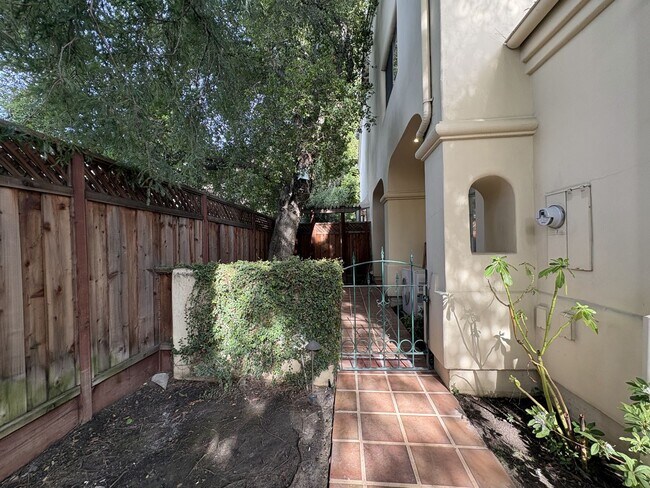Building Photo - Spacious and Inviting 3-Bedroom, 2.5-Bath Townhome in the Heart of Menlo Park