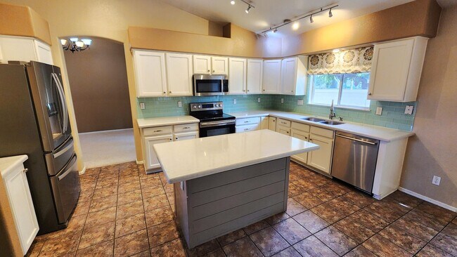 Building Photo - 3 Bedroom + Office Home in the Vineyards Community Near W Germann Rd and S Dobson Rd!