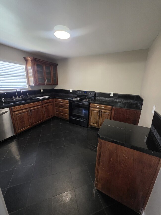 Building Photo - 3 bed 1 bath home, move in ready!