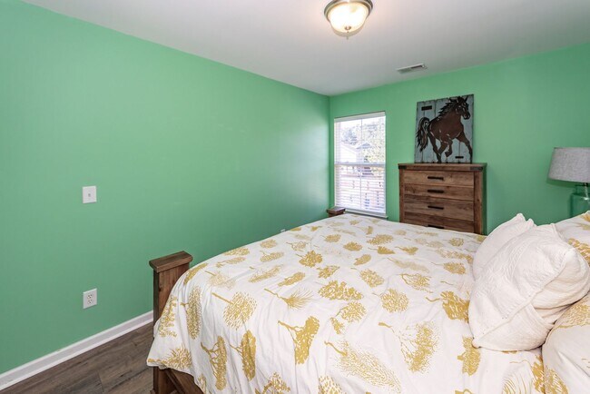 Building Photo - 4 Bedroom, 2.5 Bathroom Home in Brownswood...