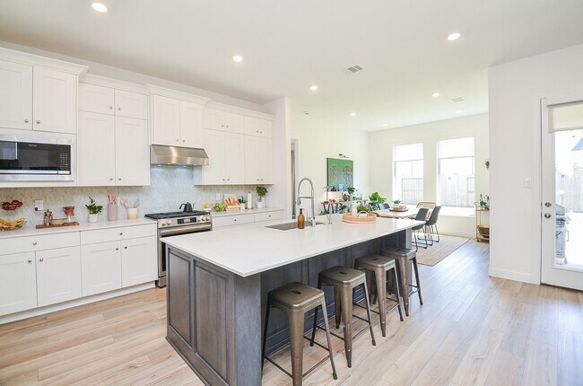 Building Photo - 4827 Avon Ridge Way