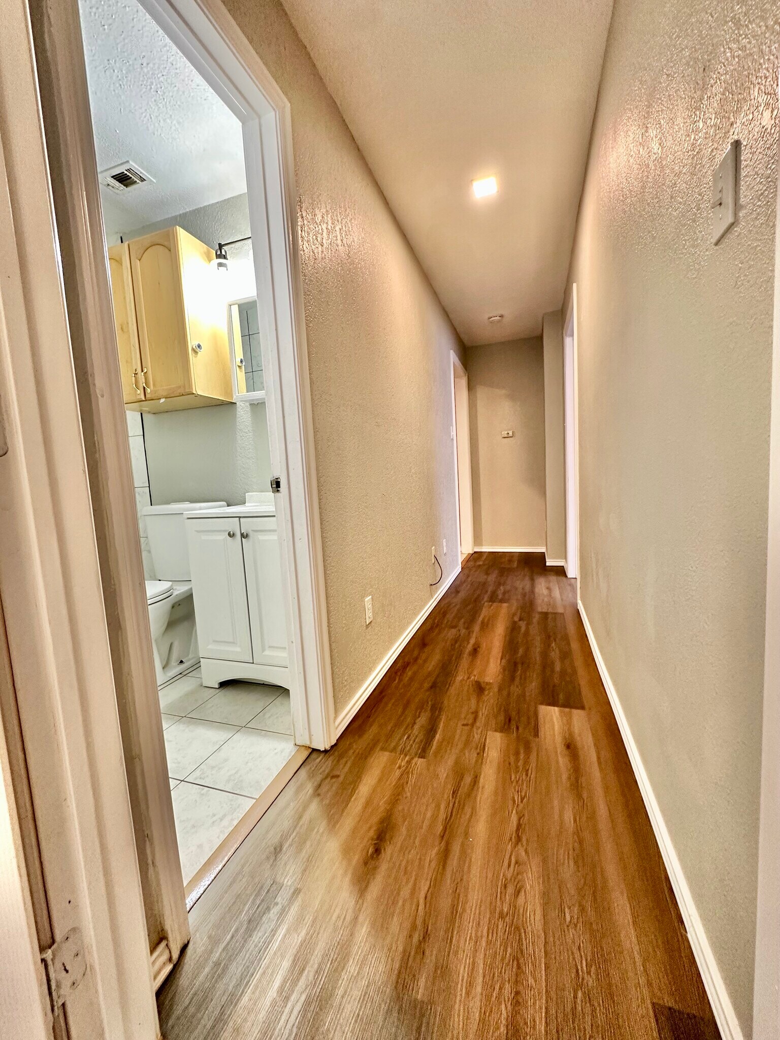 Building Photo - 5320 Lovell Ave