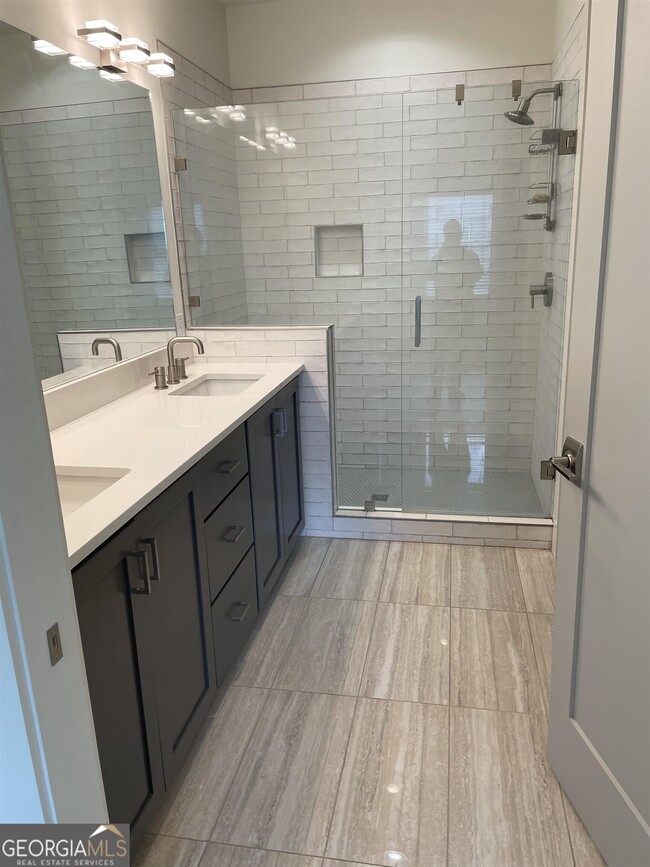 Building Photo - 460 Heatherden Ave