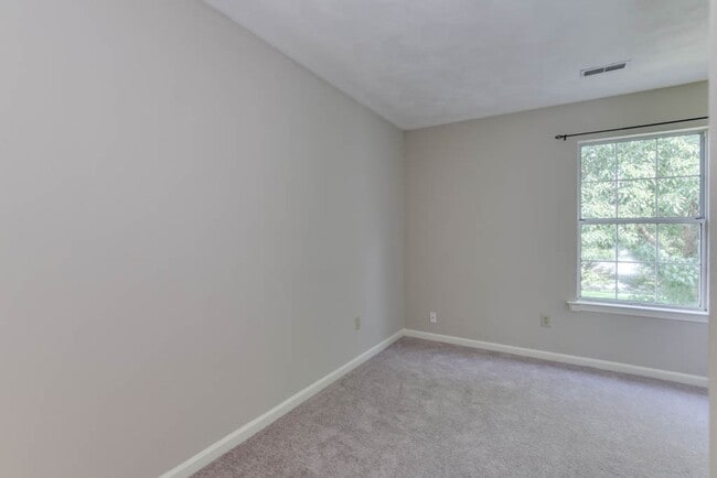 Building Photo - Updated 3-Bedroom Yorktown Townhouse with Private Yard and Community Amenities