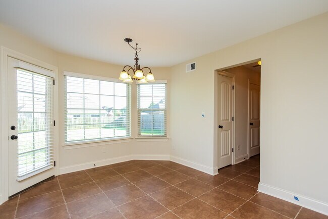 Building Photo - 3167 Pinetree Loop N