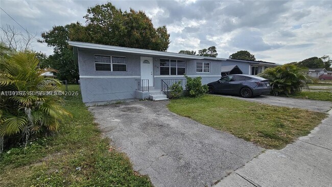Building Photo - 374 NW 31st Ct