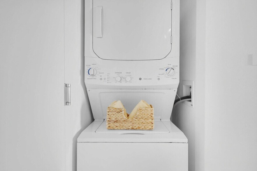 Building Photo - 2602 E Hallandale Beach Blvd