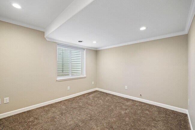 Building Photo - 5 Bed 3.5 Bath Home in Maple Hills Available Now!!