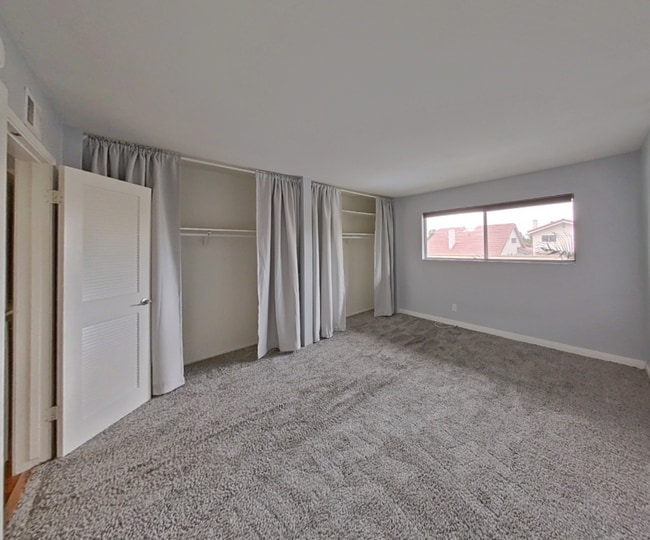 Building Photo - Spacious 1 Bedroom Condo in the Gated Park Bristol Community